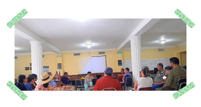 charla Conversación y diálogo colectivo durante un encuentro de trabajo con comunidades locales.