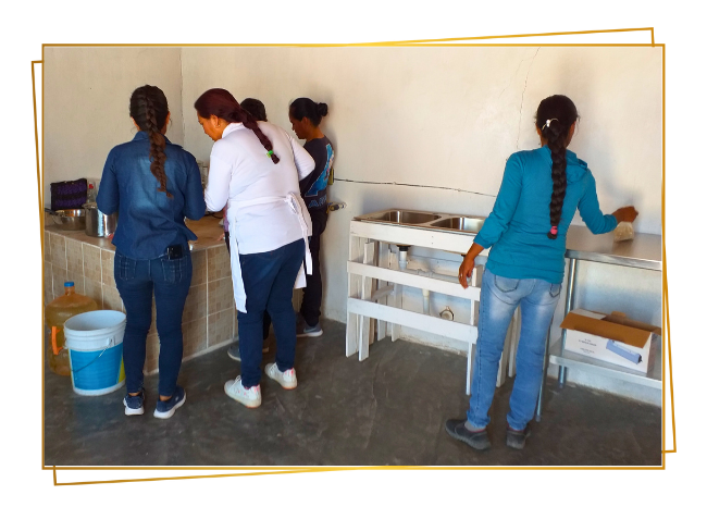 cocina comunitaria Mujeres trabajando juntas en una cocina comunitaria como parte de un proceso de aprendizaje y liderazgo colectivo.