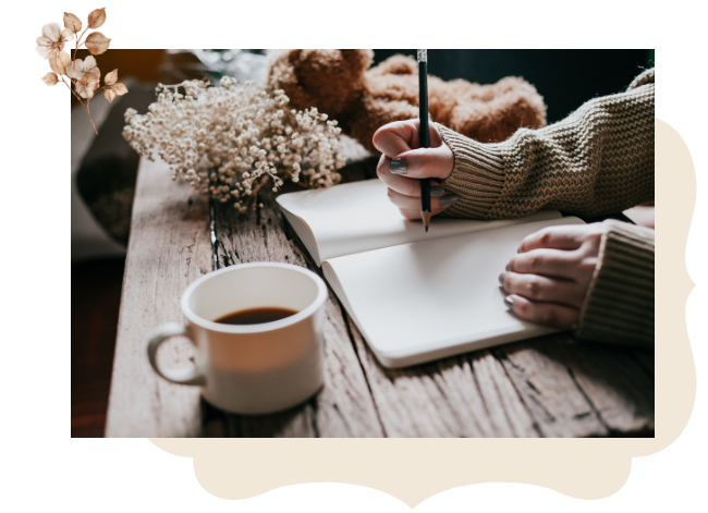 escibenos Persona escribiendo con calma en una libreta, en un espacio tranquilo que invita a la reflexión.