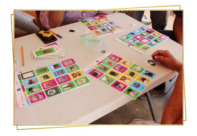 loteria Mesa de trabajo con material educativo utilizado en actividades de educación ambiental comunitaria.
