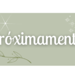 nota que dice proximamente co decoraciones de una hoja verde, una estrella y copos de nieve